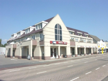 Showroom met 10 appartementen in Best